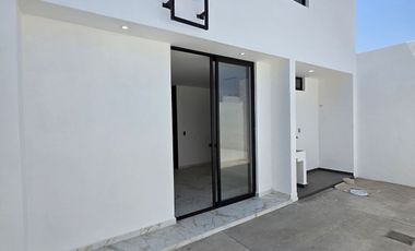 CASA EN VENTA 2 PLANTAS, 3 RECÁMARAS, 2.5 BAÑOS, COCHERA PARA 2 AUTOS