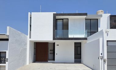 CASA EN VENTA 2 PLANTAS, 3 RECÁMARAS, 2.5 BAÑOS, COCHERA PARA 2 AUTOS