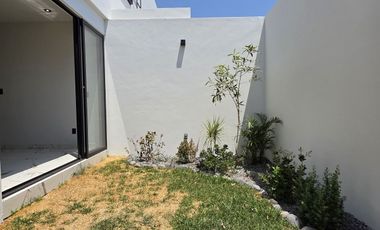 CASA EN VENTA 2 PLANTAS, 3 RECÁMARAS, 2.5 BAÑOS, COCHERA PARA 2 AUTOS