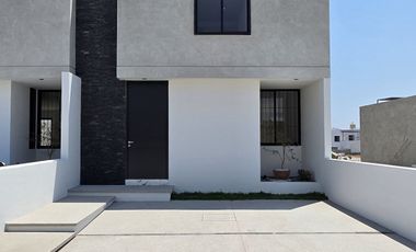 CASA EN VENTA 2 PLANTAS, 3 RECÁMARAS, 2.5 BAÑOS, COCHERA PARA 2 AUTOS