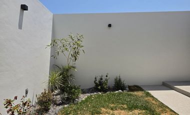 CASA EN VENTA 2 PLANTAS, 3 RECÁMARAS, 2.5 BAÑOS, COCHERA PARA 2 AUTOS