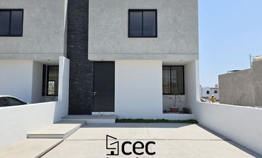 CASA EN VENTA 2 PLANTAS, 3 RECÁMARAS, 2.5 BAÑOS, COCHERA PARA 2 AUTOS