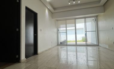 CASA EN LOMAS DE LAS AGUILAS