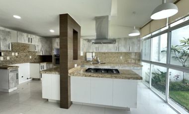 CASA EN LOMAS DE LAS AGUILAS