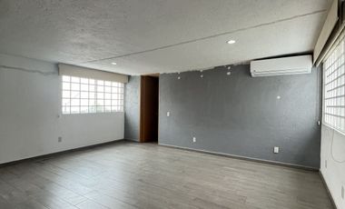CASA EN LOMAS DE LAS AGUILAS