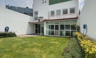 CASA EN LOMAS DE LAS AGUILAS