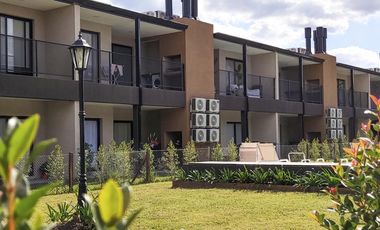Departamento en  alquiler, planta baja con jardin,  en La Cañada Village, Pilar