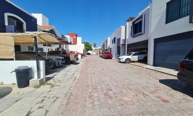 CASA RESIDENCIAL SEMI-AMUEBLADA EN RENTA. CARMEN, CAMPECHE.