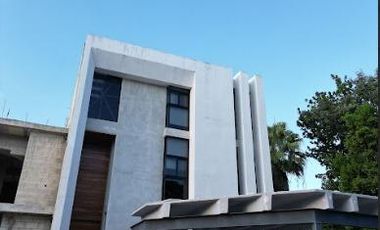 Casa en  venta en esquina area verde, res. Aqua Cancún Coldwell Banker
