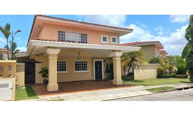 BRISAS DEL GOLF / VILLA ALTA / 4 HABITAC. / 422m2 / AMPLIO JARDN / YG