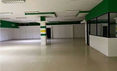 VENTS ALQUILER LOCAL AMPLIO EN TRANSSTMICA A ORILLA DE CALLE MILLA 8