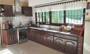 VENTA CHALET EN IMPORTANTE ESQUINA LAPRIDA Y 14 DE JULIO