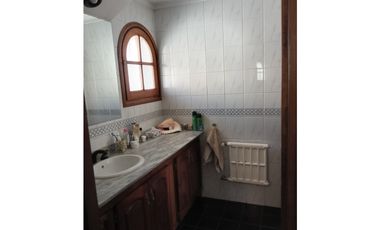 VENTA CHALET EN IMPORTANTE ESQUINA LAPRIDA Y 14 DE JULIO