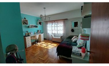 VENTA CHALET EN IMPORTANTE ESQUINA LAPRIDA Y 14 DE JULIO