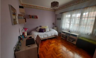 VENTA CHALET EN IMPORTANTE ESQUINA LAPRIDA Y 14 DE JULIO