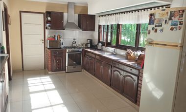 VENTA CHALET EN IMPORTANTE ESQUINA LAPRIDA Y 14 DE JULIO