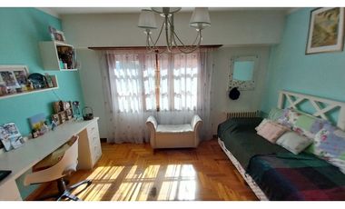 VENTA CHALET EN IMPORTANTE ESQUINA LAPRIDA Y 14 DE JULIO