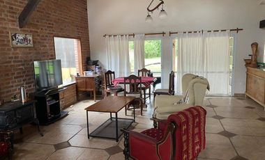 Casa en venta de 4 dormitorios c/ cochera en Los Perales