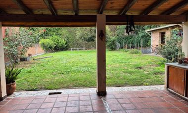 Casa en venta de 4 dormitorios c/ cochera en Los Perales
