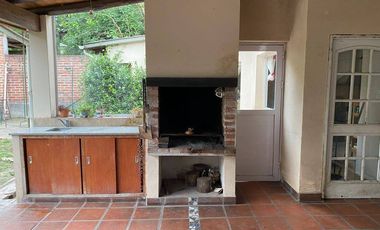 Casa en venta de 4 dormitorios c/ cochera en Los Perales