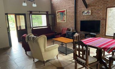 Casa en venta de 4 dormitorios c/ cochera en Los Perales