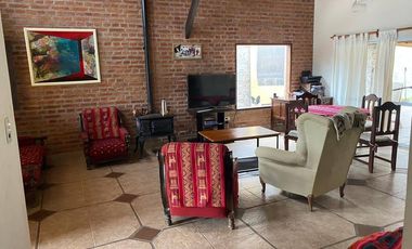 Casa en venta de 4 dormitorios c/ cochera en Los Perales