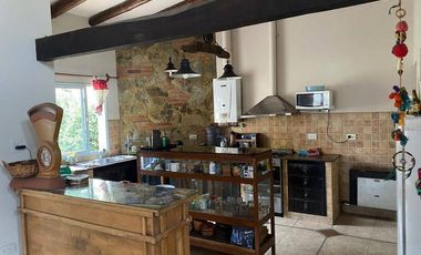 Casa en venta de 4 dormitorios c/ cochera en Los Perales