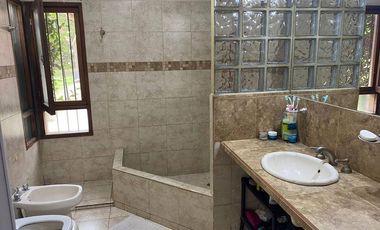 Casa en venta de 4 dormitorios c/ cochera en Los Perales