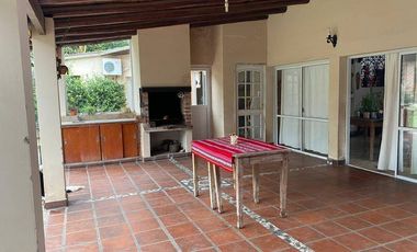 Casa en venta de 4 dormitorios c/ cochera en Los Perales