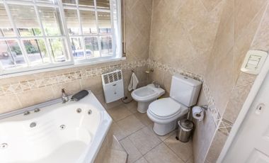 VENTA TRIPLEX 4 AMBIENTES. RAMOS MEJIA.