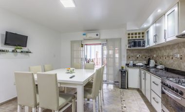 VENTA TRIPLEX 4 AMBIENTES. RAMOS MEJIA.