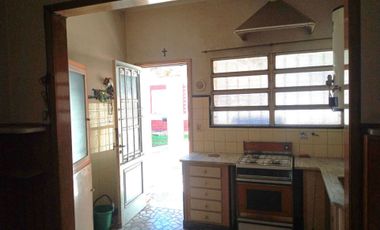 VENTA GRAN TERRENO CON 3 CASAS/PATIO/JARDIN/OPORTU