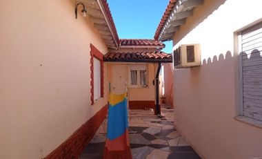 VENTA GRAN TERRENO CON 3 CASAS/PATIO/JARDIN/OPORTU