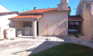 VENTA GRAN TERRENO CON 3 CASAS/PATIO/JARDIN/OPORTU