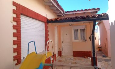 VENTA GRAN TERRENO CON 3 CASAS/PATIO/JARDIN/OPORTU