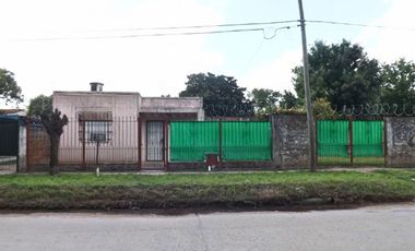 VENTA CASA 4 AMBIENTES EN LONGCHAMPS CON LOTE