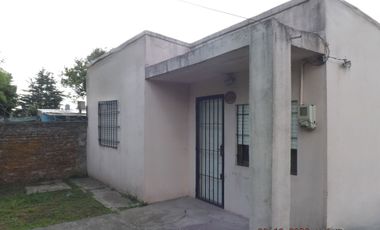 VENTA CASA 4 AMBIENTES EN LONGCHAMPS CON LOTE