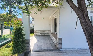 VENTA CASA 3 AMBIENTES CON QUINCHO Y COCHERA