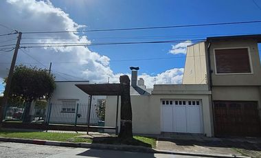 VENTA CASA 3 AMBIENTES CON QUINCHO Y COCHERA