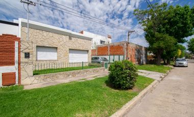 CASAS EN VENTA BERISSO 3 DORM., QUINCHO Y PATIO