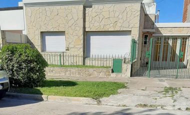 CASAS EN VENTA BERISSO 3 DORM., QUINCHO Y PATIO
