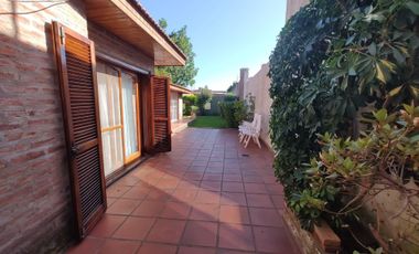 CASA A LA VENTA EN TOLOSA LA PLATA 4 DORMITORIOS
