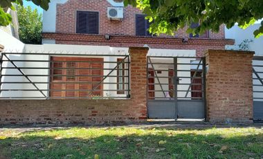 CASA A LA VENTA EN TOLOSA LA PLATA 4 DORMITORIOS