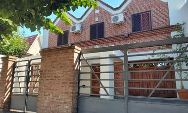 CASA A LA VENTA EN TOLOSA LA PLATA 4 DORMITORIOS