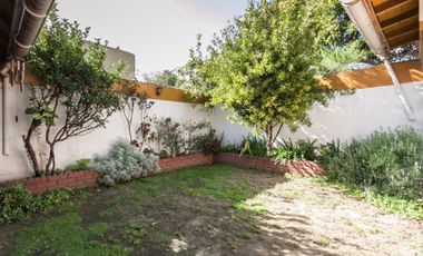 Dúplex tipo casa con entrada/inde. patio/cochera