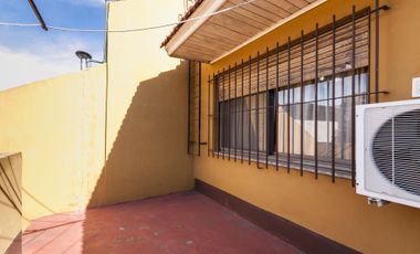 Dúplex tipo casa con entrada/inde. patio/cochera