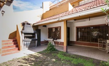 Dúplex tipo casa con entrada/inde. patio/cochera