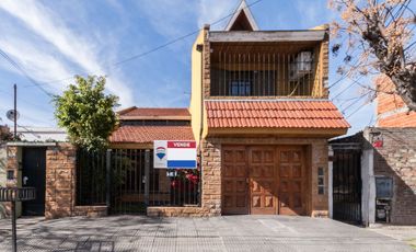 Dúplex tipo casa con entrada/inde. patio/cochera