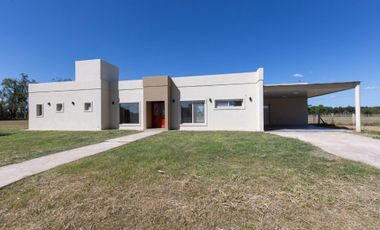 VENTA CASA 4 AMB. A ESTRENAR, EN LUJÁN. Permuta