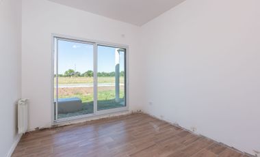 VENTA CASA 4 AMB. A ESTRENAR, EN LUJÁN. Permuta